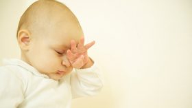 Bệnh nhẹ hóa không khi mắt trẻ sơ sinh bị ghèn vàng