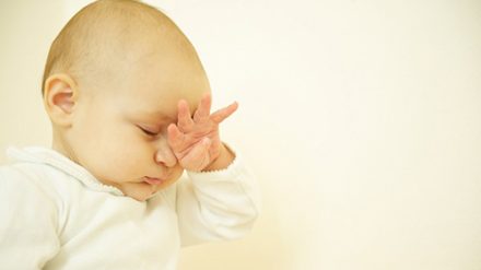 Bệnh nhẹ hóa không khi mắt trẻ sơ sinh bị ghèn vàng