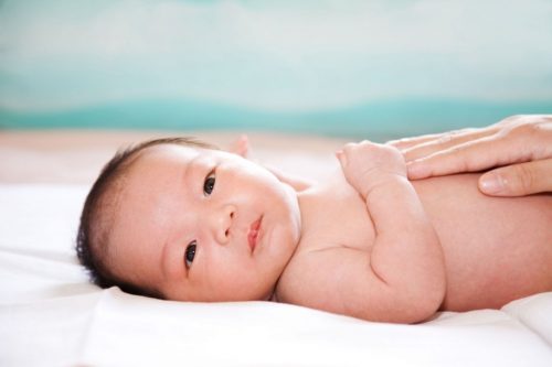 Dùng rượu để thoa có thể kiến trẻ tư vong