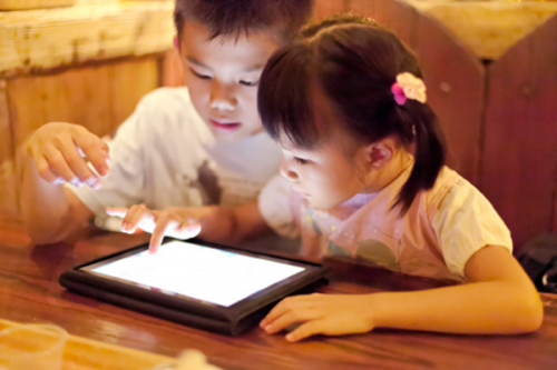 Chơi nhiều điện thoại có thể khiến trẻ lười vận động 