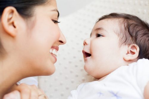 Thường xuyên nói chuyện cũng con cũng là một cách giúp con phát triển về mặt ngôn ngữ rất tốt