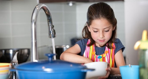 làm việc nhà giúp bé tăng tinh thần trách nhiệm và tự giác