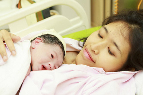Sữa mẹ giúp bảo vệ bé khỏi những những tác nhân gây bệnh