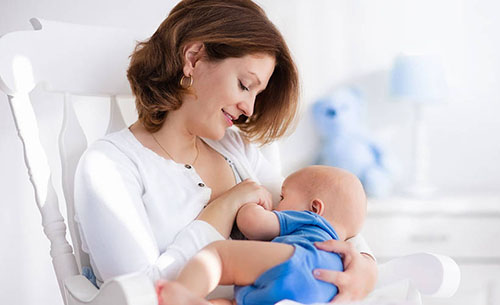 Cho bé bú sữa mẹ để gia tăng tình cảm giữa mẹ và con 