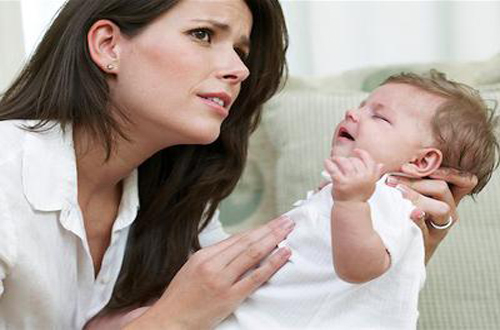 Sặc sữa lên mũi là tình trạng thường gặp phải ở trẻ sơ sinh 