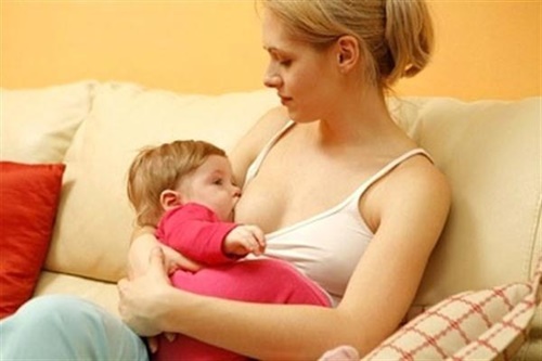 Có nhiều nguyên nhân khác nhau khiến trẻ sơ sinh bị sặc sữa