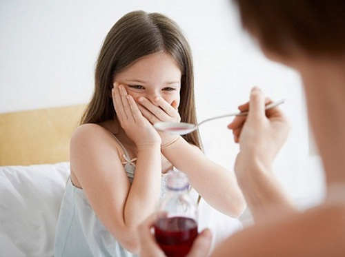 Không nên cho bé sử dụng những loại thuốc ức chế ho một cách vội vàng 