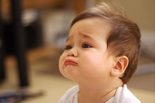 Bé sử thường xuyên núm ti giả là nguyên nhân gây nên ảnh hưởng có hại tới sức khỏe 