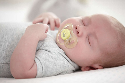 Cần nên chọn những loại núm vú vừa với khoang miệng của trẻ 