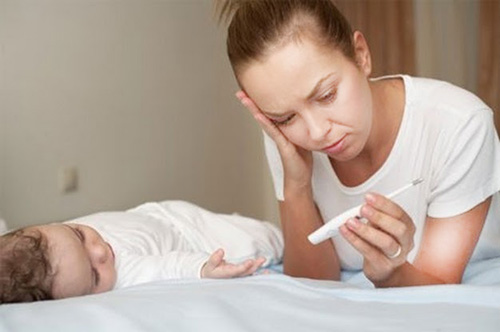 Cần theo dõi nhiệt độ cơ thể trẻ một cách thường xuyên 