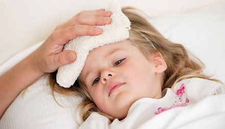 Nỗi lo lắng chung của mẹ khi bé chích ngừa bị sốt phải làm sao?