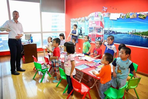 Việc tạo môi trường học ngoại ngữ cho trẻ giúp con học tiếng anh được tốt hơn
