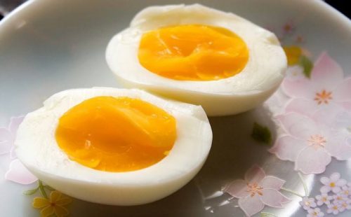 Mẹ chỉ nên cho con trứng khi đã được nấu chín hoàn toàn