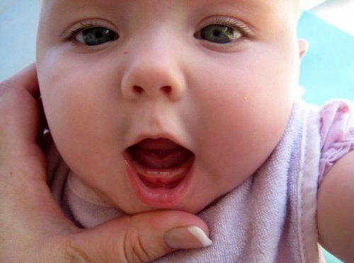 Thông thường bắt đầu từ tháng thứ 9 - 10 trẻ sẽ bắt đầu sốt mọc răng