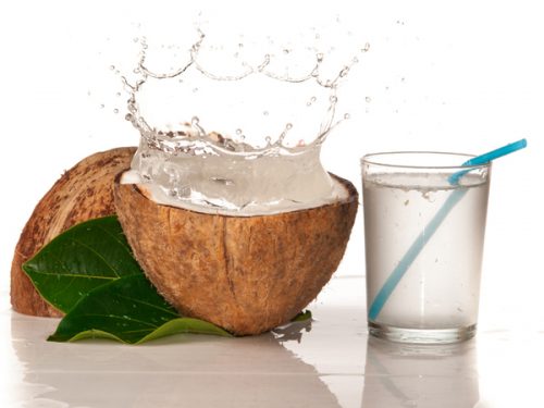 Nước dừa giúp con sở hữu làn da trắng sáng, mịn màng