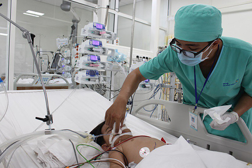 Bệnh nhi 17 tháng tuổi nhập viện trong tình trạng bị tổn thương thận, gan và viêm phổi nặng