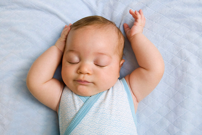 Lợi ích việc không dùng gối khi ngủ cho bé