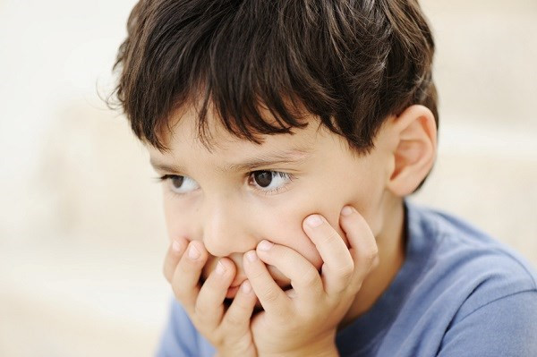 Vì sao trẻ nhút nhát thiếu tự tin?