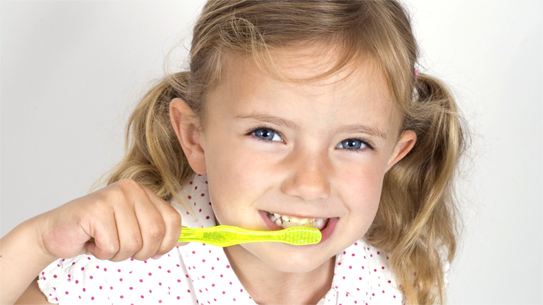 Bảo vệ răng miệng đúng cách cũng là một trong những cách ngăn ngừa bệnh viêm amidan