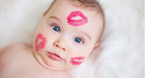 Việc hôn lên môi, má trẻ luôn tiềm ẩn nhiều nguy cơ lây bệnh