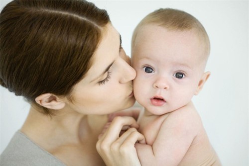 Những tác hại thường gặp khi hôn lên môi trẻ