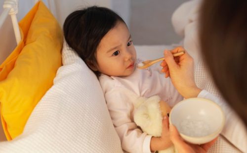 Khi trẻ bị sốt xuất huyết cha mẹ cần đặc biết chú trọng đến chế độ ăn uống để con mau chống phục hồi sức khỏe