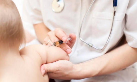 Cha mẹ cần cho con đi tiêm phòng theo đúng lịch trình