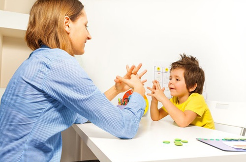 Các bước chăm sóc trẻ bị tự kỷ chuẩn nhất hiện nay