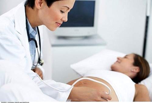 Khi bị nhiễm độc thai nghén mẹ cần tới bệnh viện để kiểm tra tình trạng sức khỏe