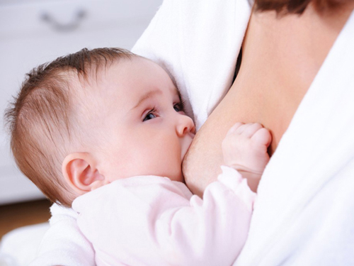 Việc mẹ cho con bú đúng cách cũng hạn chế tối đa việc nôn trớ ở con