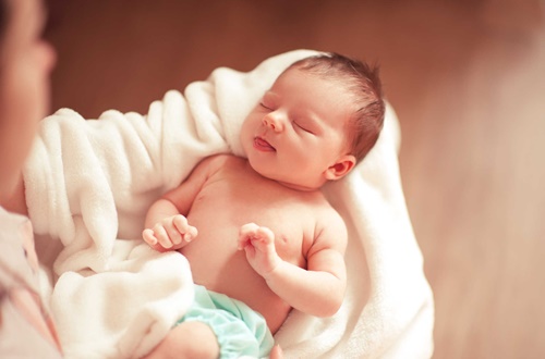 Thế nào là hiện tượng dẹt đầu ở trẻ nhỏ?