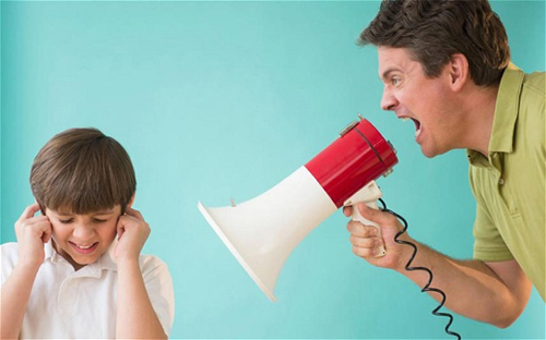 Việc dạy con bằng những câu nói ác ý chỉ khiến trẻ dễ bị tôn thương
