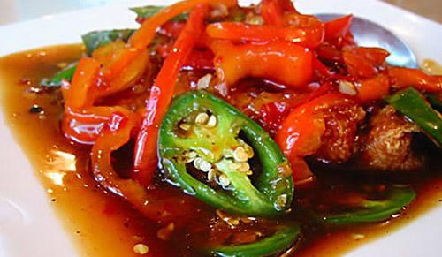 Thực phẩm cay nóng là một trong những thức ăn không nên ăn trong ngày dâu