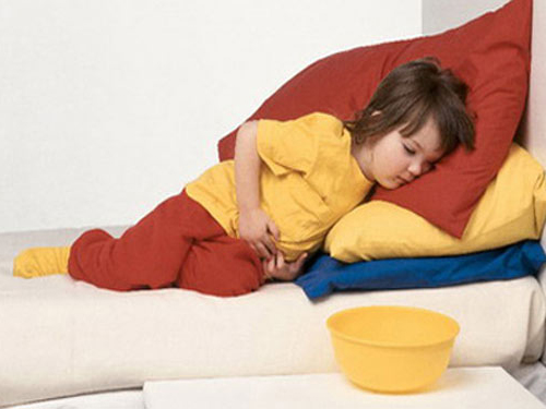 Nôn và đau bụng là biểu  hiện đầu tiên khi trẻ bị ngộ độc thực phẩm