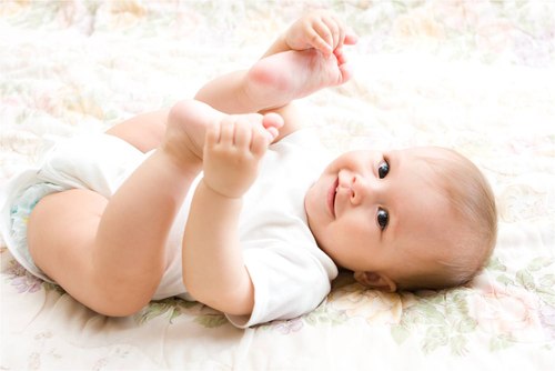 Đóng bỉm không phải là nguyên nhân khiến chân trẻ bị vòng kiềng