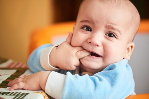 Cho trẻ ngậm núm ti hay ăn một vài thức ăn mát đều tốt cho con trong thời kỳ này