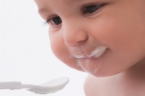 Các biện pháp nào để xử trí và hạn chế tình trạng nôn trớ sinh lí ở trẻ?