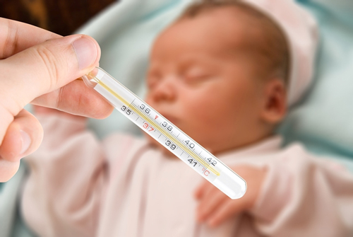 Sau khi tiêm xong cho trẻ cha mẹ cần theo dõi con thường xuyên
