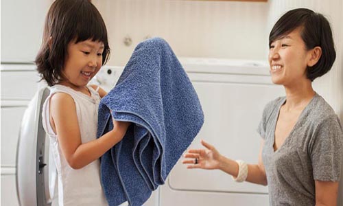 Mẹ định kỳ vệ sinh nhà cửa