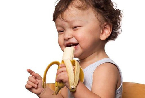 Cha mẹ không nên cho trẻ ăn chuối ngay sau khi uống thuốc