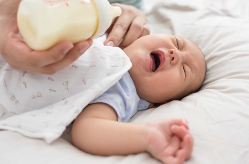 Vì sao bố mẹ cần cảnh giác trước việc nôn trớ ở trẻ sơ sinh?