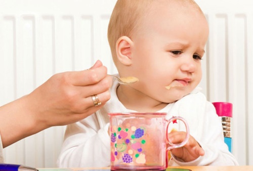 Những dấu hiệu gợi ý trẻ đang thời kỳ mọc răng