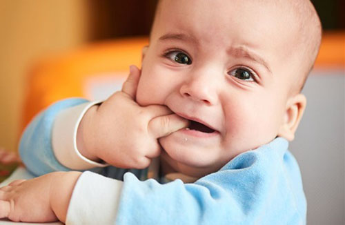 Các bậc cha mẹ cần chú ý vệ sinh sạch sẽ trong quá trình trẻ mọc răng