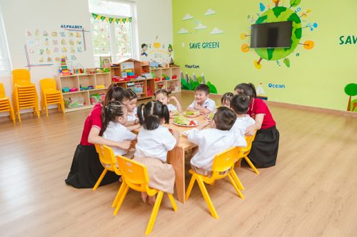 Mẹ nên chọn trường học có không gian thoáng đãng và chế độ dinh dưỡng tốt