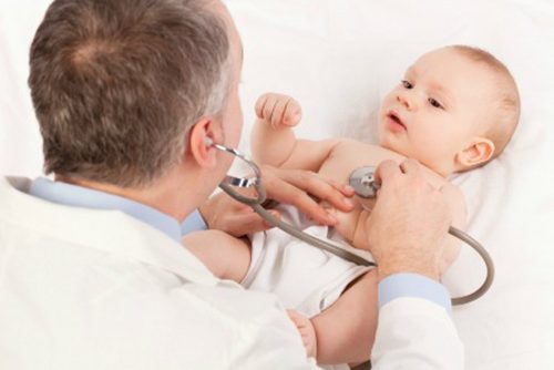 Mẹ nên đưa trẻ đến các trung tâm Y tế để điều trị bệnh tiêu chảy