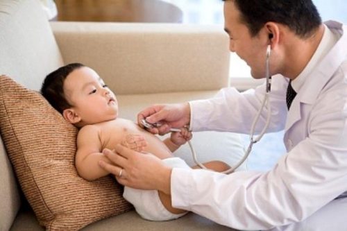 Cách chăm sóc trẻ sơ sinh bị sốt sau khi tiêm phòng