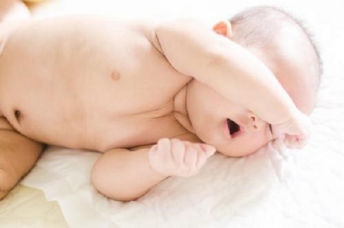Nguyên nhân và biểu hiện của trẻ vặn mình