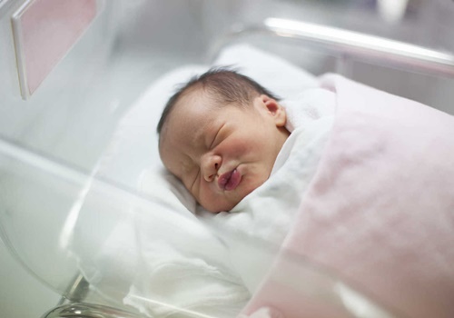 Thế nào là hiện tượng dẹt đầu ở trẻ nhỏ?