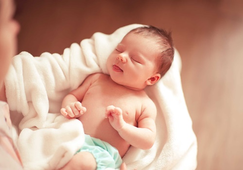 Làm thế nào để ngừa hiện tượng dẹt đầu ở trẻ nhỏ?