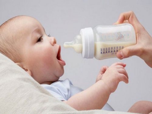 Mách mẹ một số “mẹo” giúp con chịu bú bình ngay từ những lần đầu tiên